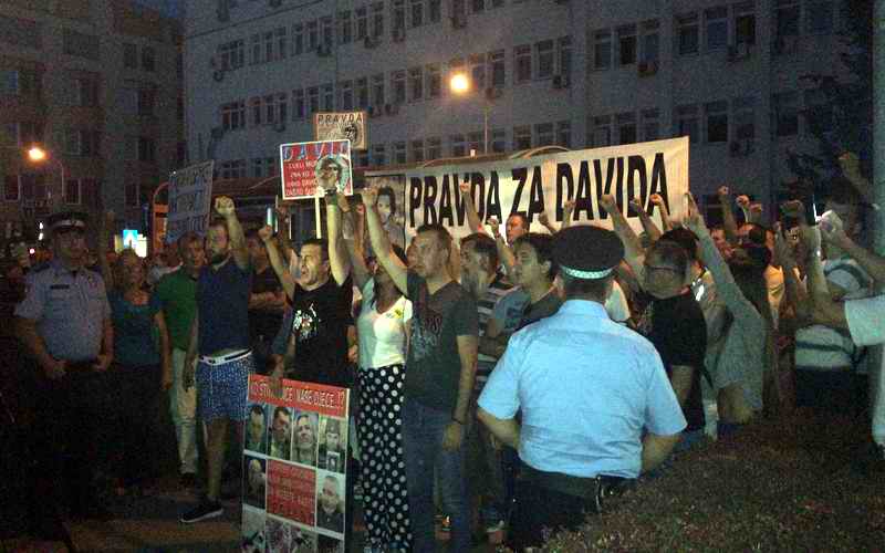 Poslije provikacije na trgu, građani pred upravom policije, Ko je ubio Davida, ubice, pucajte u svoj narod