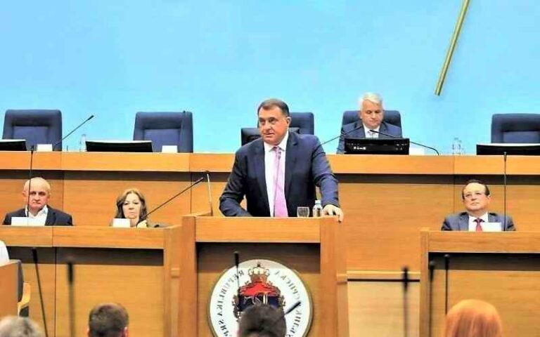 Dodikovo pozorište u kući