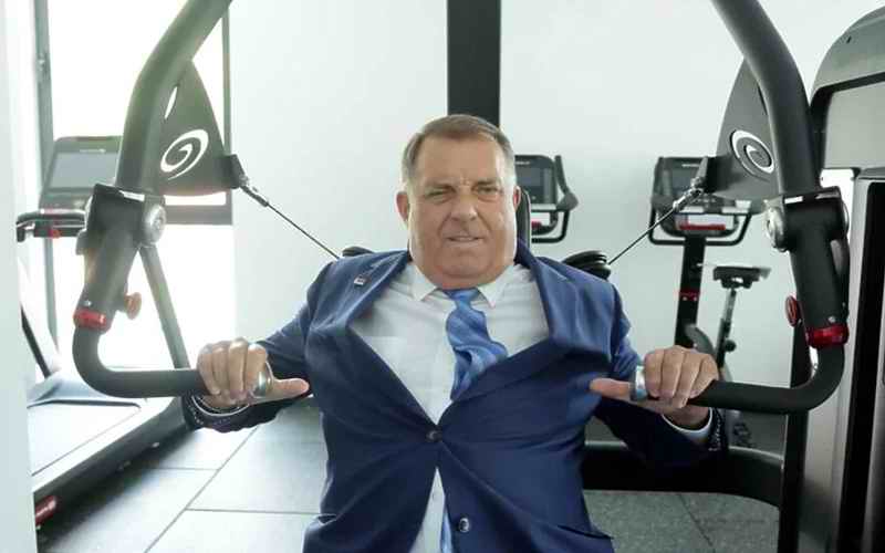 PADAJU A UMIŠLJAJU DA LETE